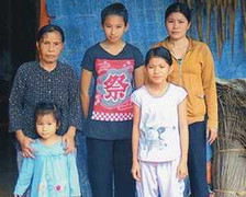 Người phụ nữ trong căn nhà dột nát oằn lưng nuôi mẹ già và 3 con nhỏ