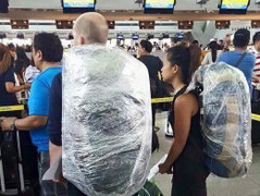 Hàng không Việt Nam: Tranh cãi dữ dội từ chiếc balo 'đóng bỉm' của khách nước ngoài