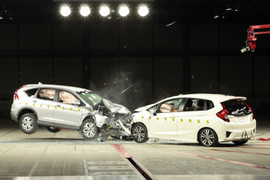 Cảnh đâm trực diện trong thử nghiệm khắt khe hàng đầu Nhật Bản