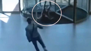 Clip: Mải chạy trốn, nữ quái trộm đồ đâm sầm vào cửa kính