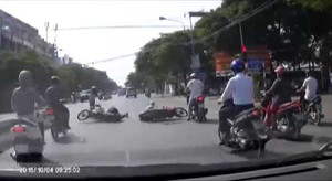 Video: Nam thanh niên đi xe SH ngã sõng soài do dùng điện thoại