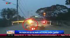 Clip: Vừa lái xe vừa dùng điện thoại, tông vào đuôi taxi thảm khốc
