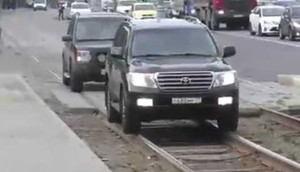 Ô tô phóng trên đường ray để né tắc đường ở Matxcơva