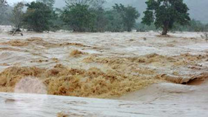 Lũ trên các sông miền Trung đang lên cao