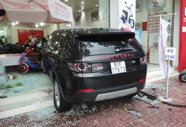 Ôtô điên cuồng tông hàng loạt người ở vòng xoay, kéo lê xe máy cháy ngùn ngụt