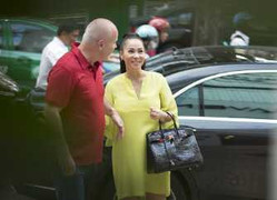 Thu Minh xách túi hơn 1 tỷ đi làm đẹp cùng chồng Tây