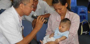 Sức khỏe bé trai bị đâm xuyên não ngày tái khám