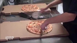 Choáng với trình cắt bánh pizza ‘siêu hạng’ của anh nhân viên trong clip