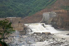 Dân đua nhau chạy lên núi vì tin đồn vỡ đập