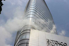 Khói lửa bao trùm tòa nhà cao nhất TP.HCM