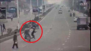 Clip: Chạy sang đường, cô gái húc văng 2 người đi xe máy