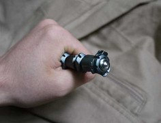 Dùng bút bi tấn công thiếu tá công an ngay tại trụ sở