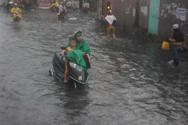 Mưa ngập, cửa ngõ sân bay Tân Sơn Nhất lại ùn tắc