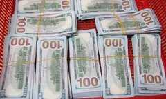 Bắt giữ người phụ nữ giấu 90.000 USD trong vali