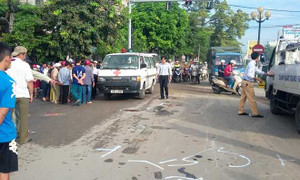 Đứng chờ đèn đỏ, 2 phụ nữ bị xe 'hổ vồ' cuốn vào gầm