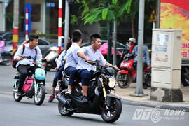 Học sinh thủ đô đầu trần, vô tư 'làm xiếc' trước cổng trường