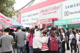 Chen chân 'săn' khuyến mại khủng dịp khai trương Siêu thị điện máy mới