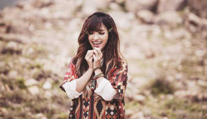 Bích Phương 'hóa cừu' khi hôn chàng trai miền núi