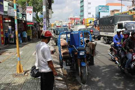 Hàng chục người dân vây xe tải tông chết người bỏ trốn