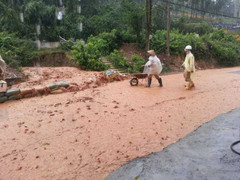 Đà Nẵng mưa lớn, hàng tấn đất đá tràn vào nhà dân