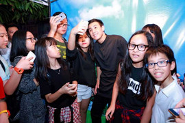 Vlogger Huyme hâm nóng đêm âm nhạc của học sinh Thủ đô