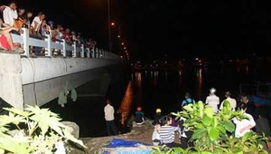 Ghe lật giữa dòng, một học sinh mất tích