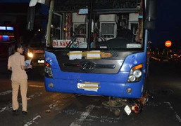 Mẹ chở con đi học về bị xe khách tông kéo lê 10m