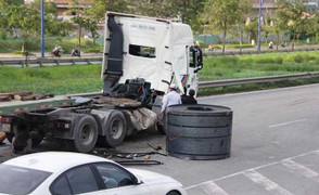 2 cuộn thép 'khủng' rơi xuống đường, dân hốt hoảng bỏ chạy