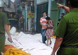 Hà Nội: Người phụ nữ la hét, tẩm xăng đốt đồ đạc trong nhà