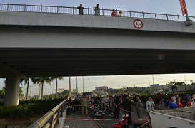 Gieo mình từ cầu vượt xuống đất, nam thanh niên nguy kịch