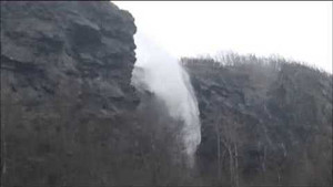 Clip: Kỳ lạ thác nước chảy ngược lên trời