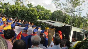 Xe khách bị lũ cuốn trôi: Đưa thi thể nạn nhân về quê nhà chôn cất