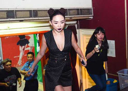 Tóc Tiên vội vã lên xe ra về cùng 'người tình tin đồn' Hoàng Touliver