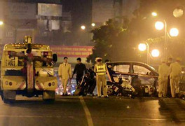 Tài xế taxi đâm hàng loạt xe máy trên cầu vượt Thái Hà rồi nhảy cầu tự tử