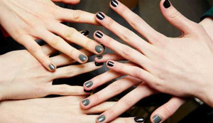 Những điều bạn cần biết khi sơn móng màu tối