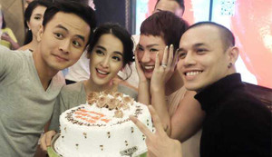 Tú Vi - Văn Anh hạnh phúc chia vui cùng bạn bè sau đám cưới