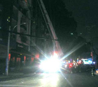 Cháy khách sạn trung tâm TP HCM, khách trọ la hét hoảng loạn trên tầng cao