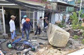 Đống bê tông cả chục tấn lăn vào nhà dân đè nát 5 xe máy