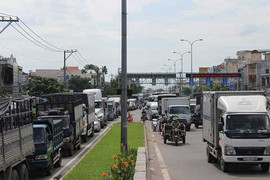 Tai nạn liên hoàn giữa 4 xe tải, QL1 ùn ứ hàng km