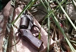 Bị đòi tiền con khô mực, rút súng bắn người