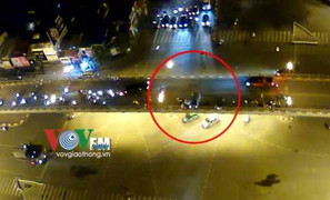 Video toàn cảnh: Lái xe taxi tự tử sau khi gây tai nạn trên cầu vượt Thái Hà