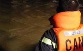 Xe khách bị nước cuốn trôi: Báo đưa sai hay Công an huyện 'nhận vơ' cứu nạn?