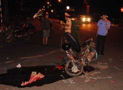 Đâm trực diện vào xe tải, nam thanh niên gãy nát chân