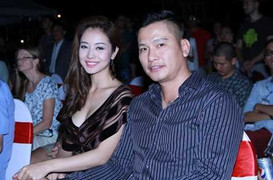 Jennifer Phạm nắm chặt tay chồng khi xem 'Ác mộng'