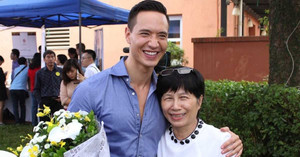 Kim Lý bị fan bao vây