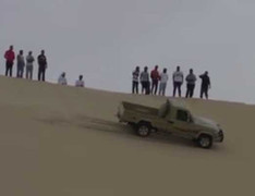 Thót tim xem dân chơi Qatar 'quăng xe' trên đồi cát