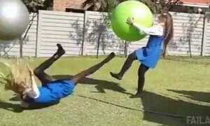 Cười vỡ bụng với những tai nạn ngượng chín mặt của chị em