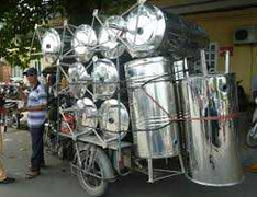 Kinh hoàng xe ba bánh lộng hành ở Hà Nội