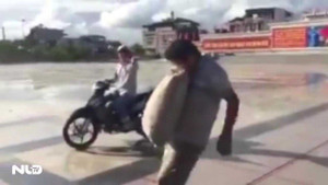 Xem 'siêu nhân' Quảng Ninh tha bao xi măng bằng răng