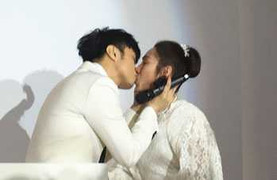Cổ Cự Cơ hôn bạn gái 21 năm trong tiệc cưới hoành tráng